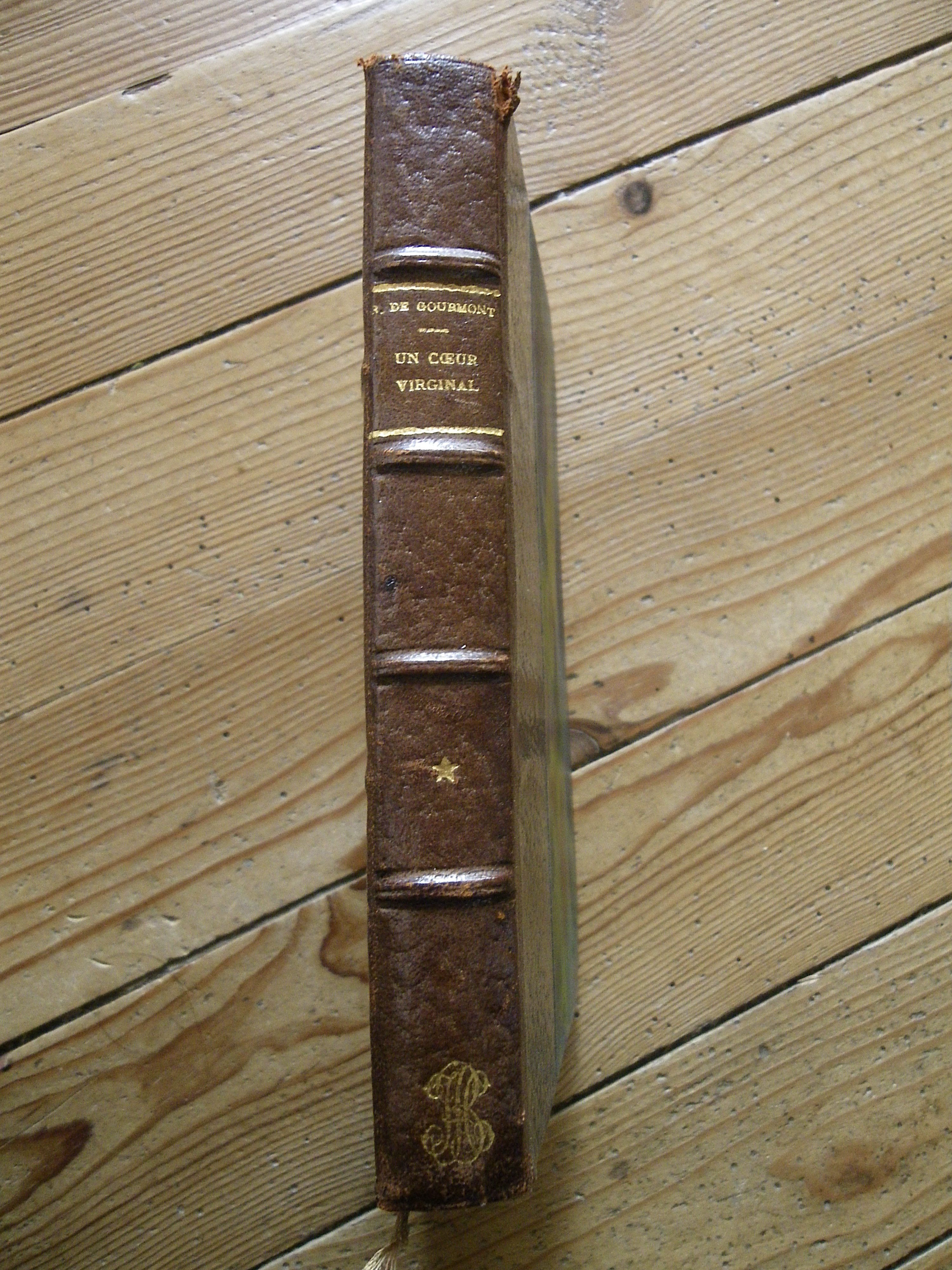 Un Coeur Virginal; Roman (French Edition